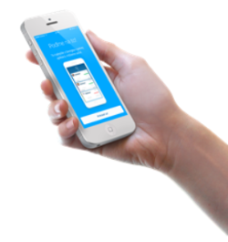 Ruka držící smartphone s otevřenou aplikací internetového bankovnictví