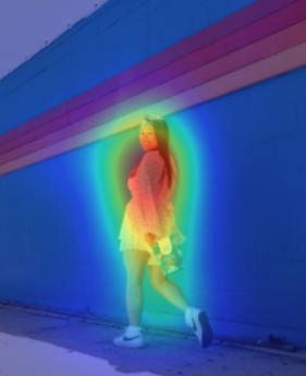 Vizualizácia pozornosti na osobu pred farebnou stenou