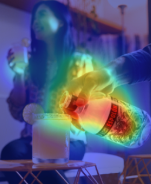 Muž nalieva alkoholický nápoj do pohára so ženou v pozadí, ktorá drží drink, s tepelnou mapou znázorňujúcou vizuálnu pozornosť